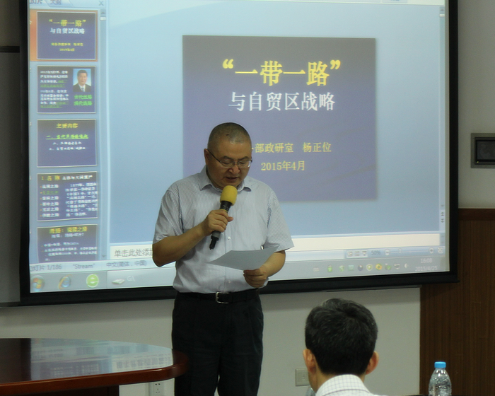 /></p><p ><span style=font-size: larger;><b>20150425 高端论坛第二期 1 李善民教授主持会议</b></p><p ><img width=600 height=313 data-pinit=registered data-cke-saved-src=/sites/default/files/upload/content/2015-05/20150504121650562318.png src=/sites/default/files/upload/content/2015-05/20150504121650562318.png alt=