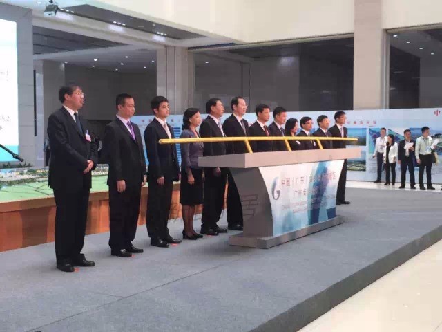  width=600 height=308 src=/sites/default/files/upload/content/2015-04/20150421190500217223.jpg /><br />朱小丹在介绍自贸区的情况</div>
<div >【12:00】中国（广东）自由贸易试验区广州南沙新区片区挂牌仪式举行。<br />广州市市长陈建华致辞；任学锋书记为中国（广东）自由贸易试验区广州南沙新区片区揭牌；</div>
<div style=text-align: center><img alt=