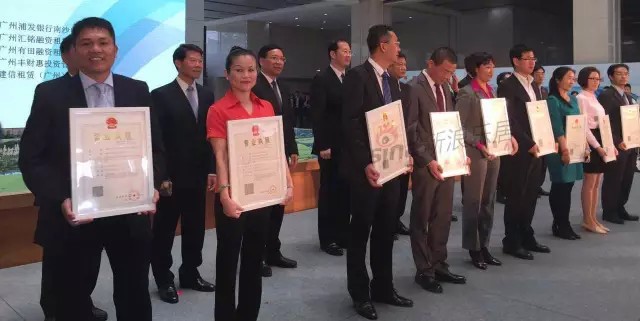 width=640 height=480 src=/sites/default/files/upload/content/2015-04/20150421191621348405.jpg /></div>
<div >100家入驻企业颁照:<br />包括总部经济、港口物流、特色高端金融服务、先进制造现代航运服务、国内贸易、国际贸易、高端商贸服务、科技新信息服务、专业服务等,共分十批企业颁发营业执照。</div>
<div style=text-align: center><img alt=
