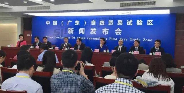  width=440 height=1194 src=/sites/default/files/upload/content/2015-04/20150421191648791564.jpg /></div>
<div >朱小丹表示：自贸区除了法律法规规定的不能下放的权限，其他都能下放。<br />广东省流通业商会执行会长黄文杰：万众瞩目的南沙自贸区挂牌仪式隆重而简朴地举行，省委书记胡春华、省长朱小丹率广州、深圳、珠海三地书记市长、以及香港特首梁振英、澳门特首代表悉数到场。南沙开发建设的倡导和推动者霍英东集团霍震霆、霍震寰、霍震宇同时到场，高度重视。300名企业家及媒体代表到场参与盛典，见证历史时刻！<br />省长朱小丹作主题发言，省委书记胡春华为广东自贸区揭牌。省长朱小丹率广州、深圳、珠江三市书记为南沙、前海、横琴三地自贸区管委会揭牌！仪式上还为首批进区企业颁发证照。仪式结束后与霍震宇先生交流，探讨未来发展，以及在南沙商贸、电商与地产方面的合作。</div>
<div style=text-align: center><img alt=