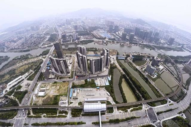  width=640 height=1138 src=/sites/default/files/upload/content/2015-04/20150421192434147164.jpg /><br />  曾进泽副主任介绍南沙新区及广东自贸试验区广州南沙新区片区政策框架体系</p>
</div>
<div >【15：59】广东自贸区今日下午举行三大分会场活动，自贸办详细解读通关便利、税收征管及金融监管政策<br />会议亮点:<br />行政管理体制创新<br />航运物流产业发展方面（亮点:确定为整车进口口岸、启运港退税政策、支持整车进口口岸发展商品汽车国际中转业务、允许中资公司拥有或控股拥有非五星）<br />建立高效便捷的大通关体系方面（亮点:将跨境电商与报税展示政策结合，实现即购即提的购物体验，目前所有保税海淘店均为给钱后快递回家）<br />跨境人民币结算（包括机构和个人）<br />支持游轮游艇的发展，大力支持欧美的贸易，支持汽车的维修再制造，支持红肉、进口水果的贸易。<br />交通方面，庆胜枢纽广深港客运专线停靠的站会增加。南沙客运港准备重组公司重新做起来，港口到机场1小时，到澳门渔人码头也是1小时。<br />轨道交通主要有两大体系，有地铁15号线，把中心板块环起来，南沙区内出行时间30分钟，到周边城市1小时，规划6条新型轨道系统<br />  <br />提问：明珠湾区有没有建设时间点？ <br />官方：明珠湾很大，有33平方公里，纳入自贸区的有9平方公里，在动有的3.5平方公里，因为是政府和企业联合建设，也就是PPP模式，所以有严格计划，在2015年会完成土地平整，环岛景观、公共配套等基本建设，物业开发基本建设18年完成，2020年产业导入全部完成。</p>
<p>提问：自贸区内的商业和住宅用地有多少推出？<br />官方：它不是主导功能，会跟进自贸区的建设进度来定，另外要配合人才引进和产业，不会有直接的联系。</div>
<div style=text-align: center><img alt=